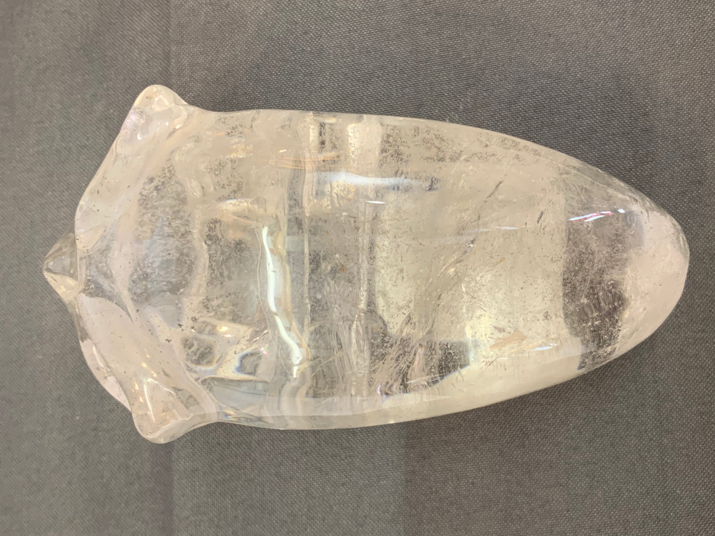 Crâne voyageur en cristal et inclusions de chlorite