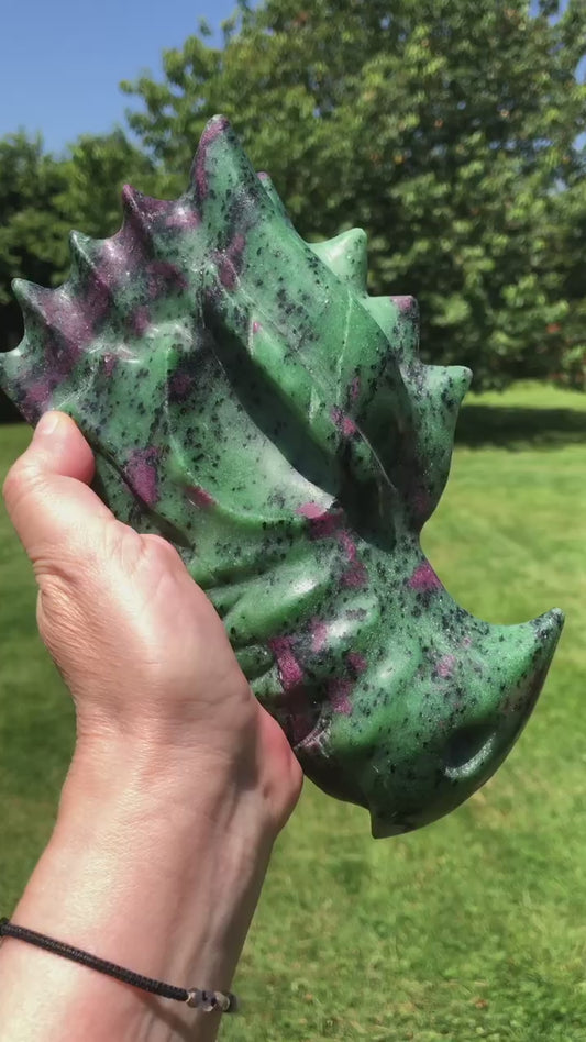 Gros crâne de dragon en rubis zoisite